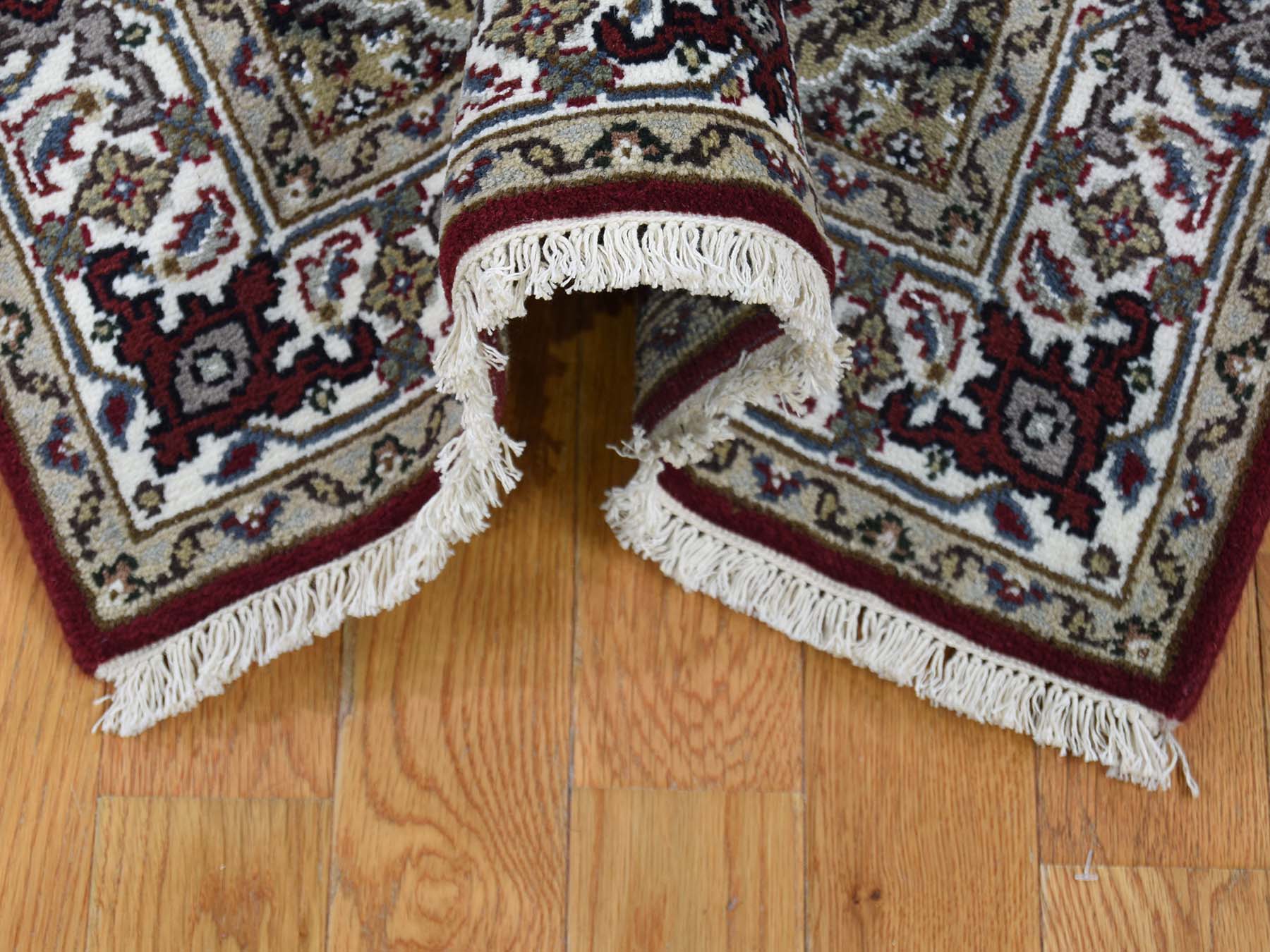 Traditional Rugs LUV368775